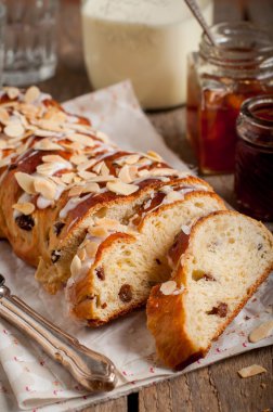 Örgülü tatlı ekmek dilimlenmiş