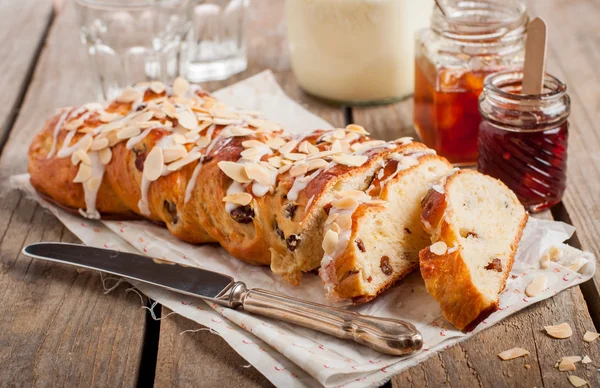 Gesneden gevlochten zoete brood — Stockfoto