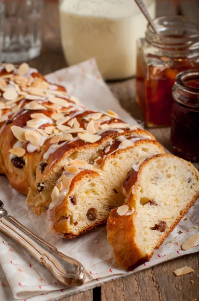 Örgülü tatlı ekmek dilimlenmiş