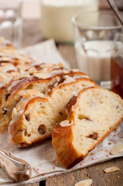 Örgülü tatlı ekmek dilimlenmiş