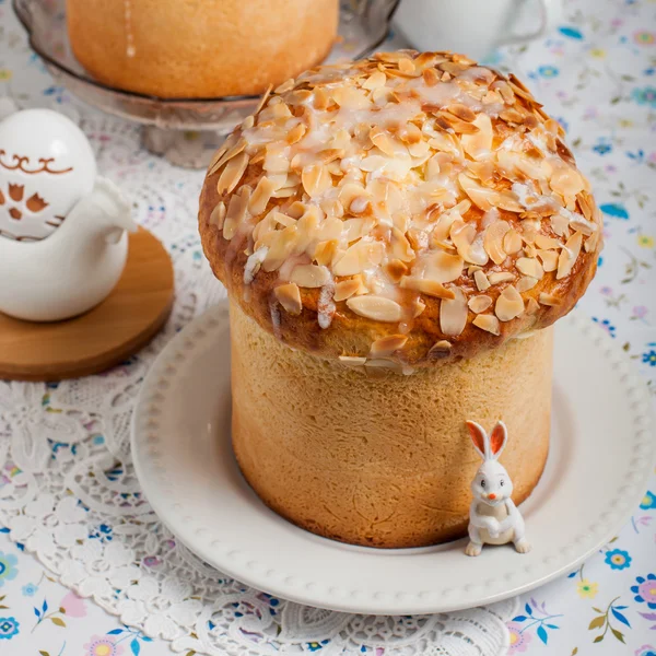 Pan de Pascua cubierto con almendras en escamas y glaseado de azúcar — Foto de Stock