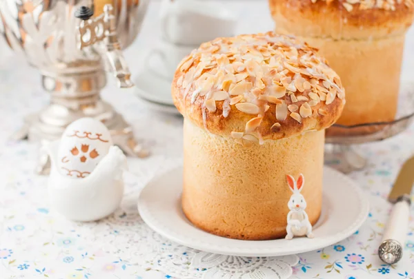 Pan de Pascua cubierto con almendras en escamas y glaseado de azúcar — Foto de Stock