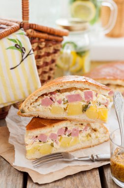 İki adet patates, jambon, ekşi krema ve peynir pasta