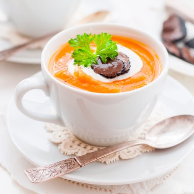 Havuç ve bir bardak Truffle çorbası Krem