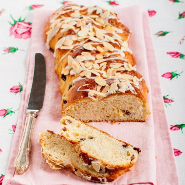 Örgülü tatlı ekmek dilimlenmiş