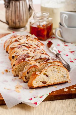 Örgülü tatlı ekmek dilimlenmiş