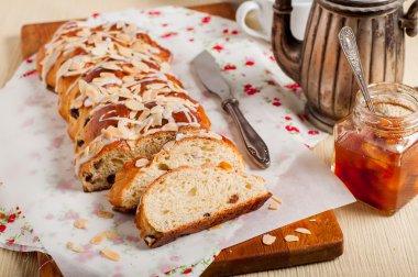 Örgülü tatlı ekmek dilimlenmiş