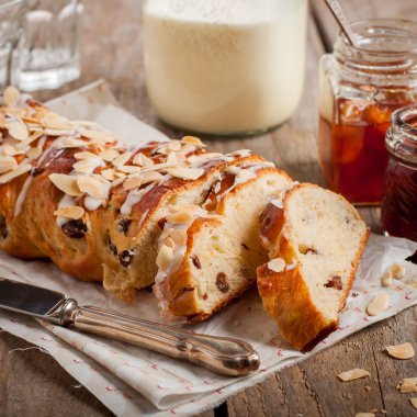 Örgülü tatlı ekmek dilimlenmiş