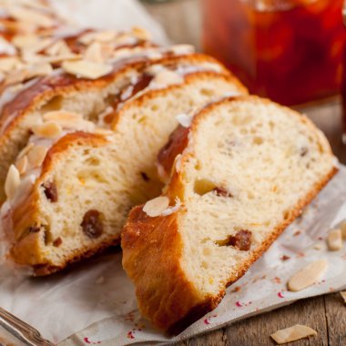 Örgülü tatlı ekmek dilimlenmiş