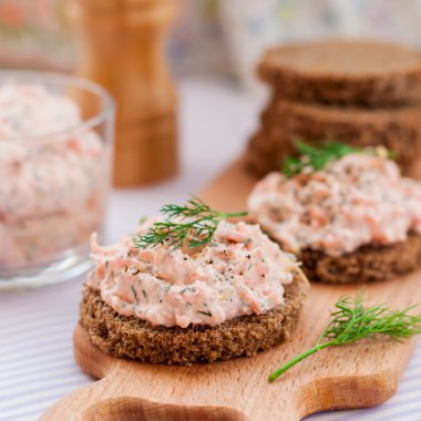 Somon füme, krem peynir, dereotu ve Horseradish Pate çavdar Br üzerinde