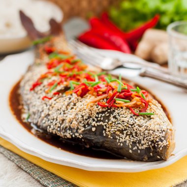 Asya tarzı balık biber, zencefil ve soya sosu sosu ile pişmiş