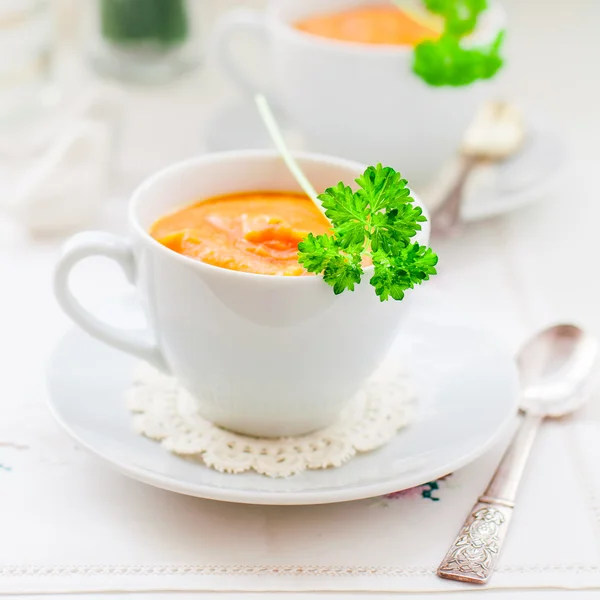 Sopa de cenoura de creme em uma xícara — Fotografia de Stock