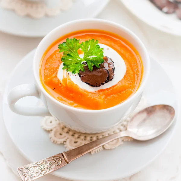 Crema de zanahoria y sopa de trufa en una taza —  Fotos de Stock