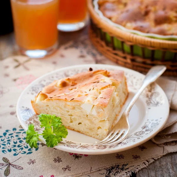 Un morceau de chou facile, oeuf et tarte au cumin — Photo