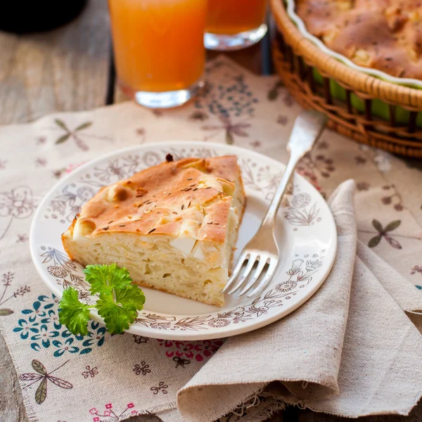 Um pedaço de repolho fácil, ovo e torta de cominho — Fotografia de Stock