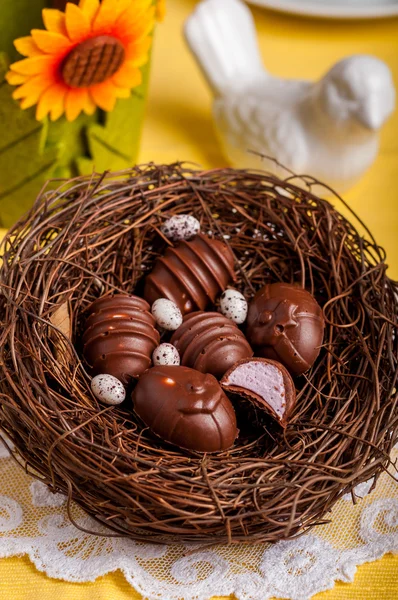 Dulces de chocolate en forma de huevo de Pascua en un nido — Foto de Stock