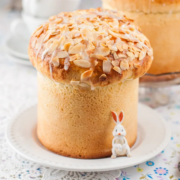 Pan de Pascua cubierto con almendras en escamas y glaseado de azúcar — Foto de Stock