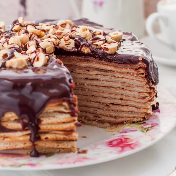 Eine Scheibe Schokolade, Haselnuss und Quark-Crêpe-Kuchen — Stockfoto