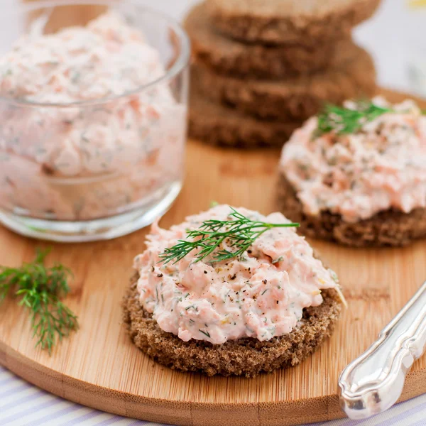 Somon füme, krem peynir, dereotu ve Horseradish Pate çavdar Br üzerinde