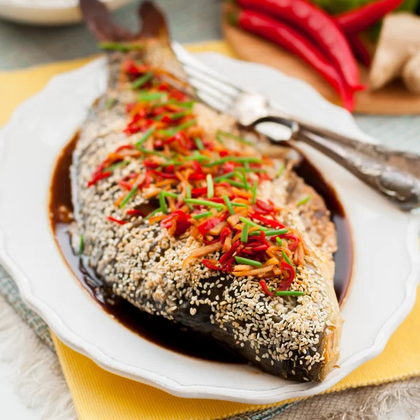 Asiatisk stil ugnsbakad fisk med Chili, ingefära och soja Dressing — Stockfoto