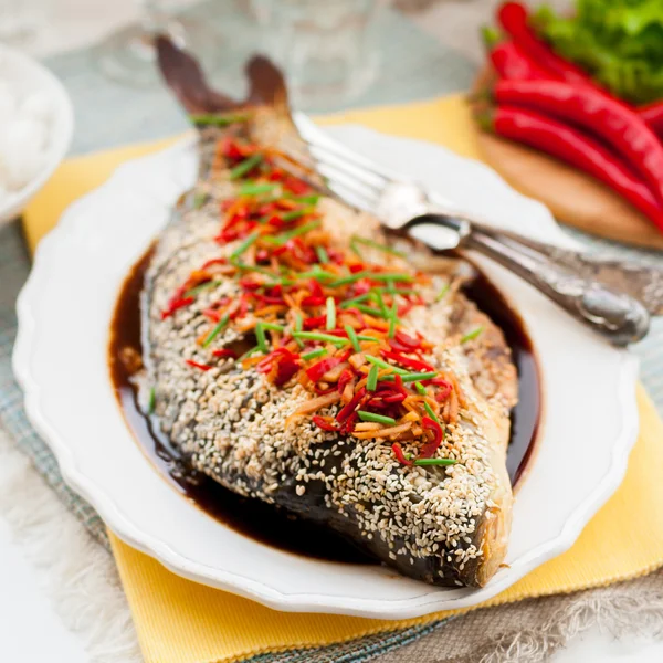 Азиатский стиль выпечки рыбы с чили, имбирь и соевый соус одевания — стоковое фото