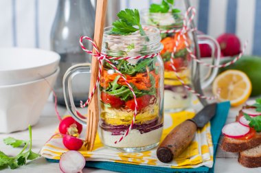 Gökkuşağı piknik salata bir Mason kavanoza