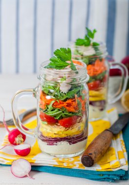 Gökkuşağı piknik salata bir Mason kavanoza