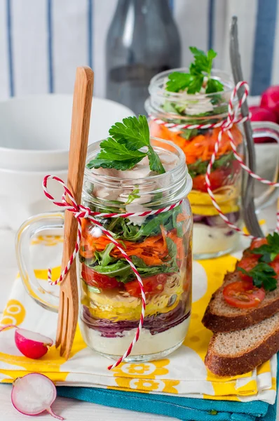 Ensalada de picnic arco iris en un tarro de masón — Foto de Stock