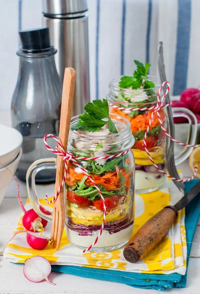 Szivárvány piknik saláta egy befőttesüvegbe — Stock Fotó