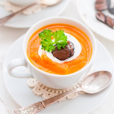 Havuç ve bir bardak Truffle çorbası Krem