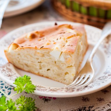 Kolay lahana, yumurta ve kimyon pasta bir parça
