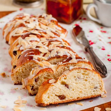 Örgülü tatlı ekmek dilimlenmiş