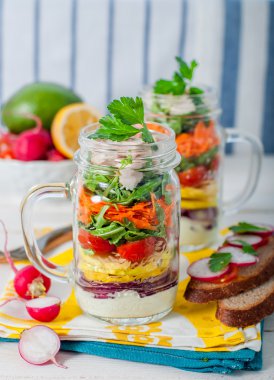 Gökkuşağı piknik salata bir Mason kavanoza