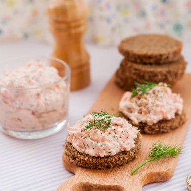 Somon füme, krem peynir, dereotu ve Horseradish Pate çavdar Br üzerinde