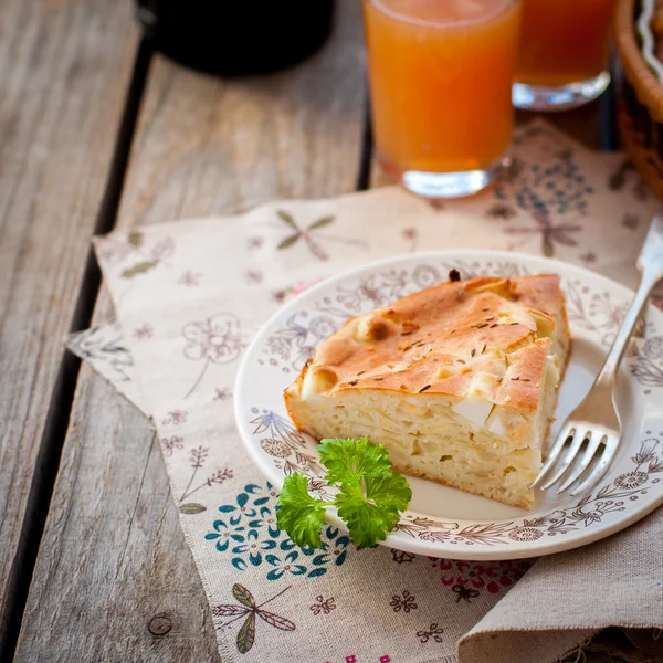 Um pedaço de repolho fácil, ovo e torta de cominho — Fotografia de Stock