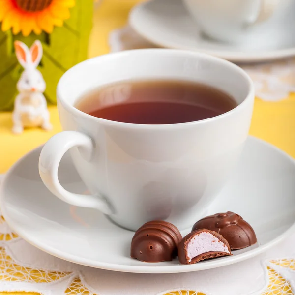 A Cup of Tea with Easter Egg Shaped Chocolate Candies — Stock Photo, Image