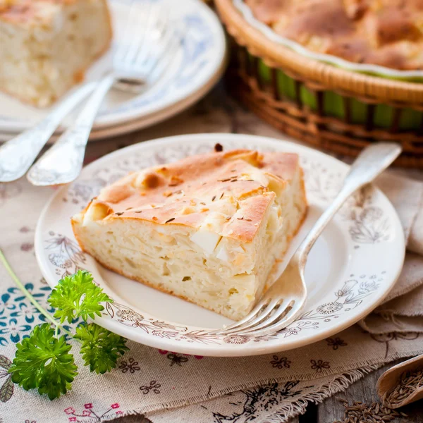 Un pedazo de repollo fácil, huevo y pastel de comino —  Fotos de Stock