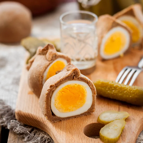 Kokurki, massa de centeio embrulhou ovos cozidos duramente — Fotografia de Stock