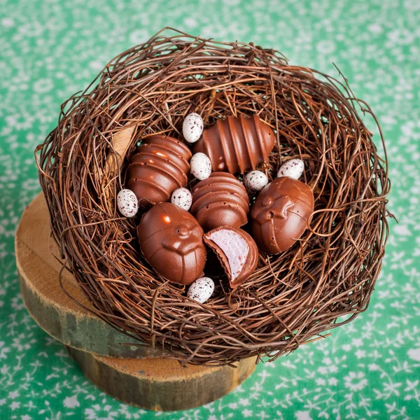 Easter Egg Shaped choklad godis i ett bo — Stockfoto