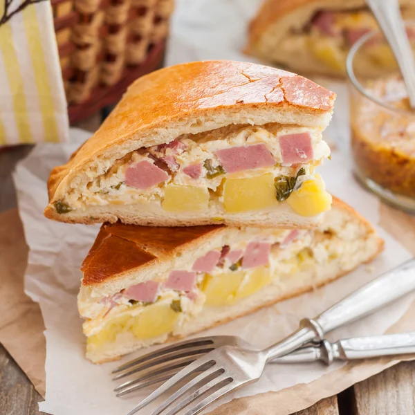 Duas peças de batata, presunto, creme de leite e torta de queijo — Fotografia de Stock