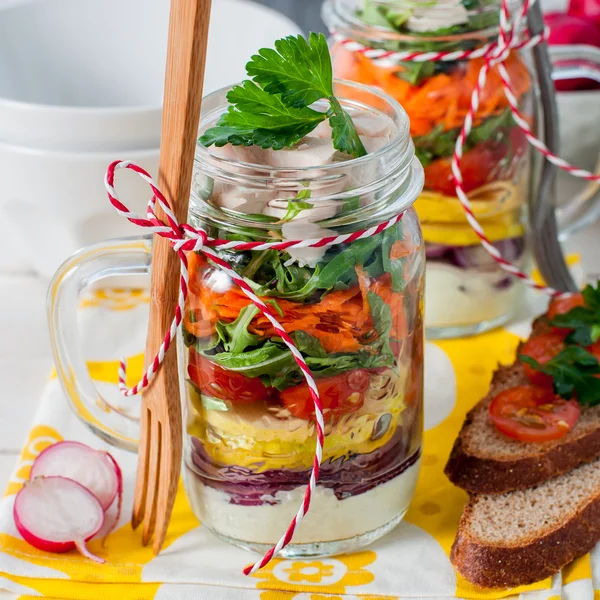 Ensalada de picnic arco iris en un tarro de masón — Foto de Stock