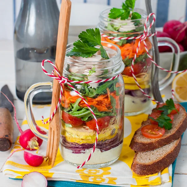 石工の jar ファイルで虹ピクニック サラダ — ストック写真