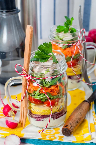 Ensalada de picnic arco iris en un tarro de masón — Foto de Stock