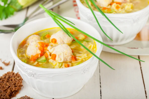 Sopa de verão com abobrinha, massa e almôndegas — Fotografia de Stock