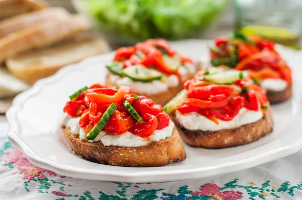 Peperoncino arrosto, cetriolo e Feta Bruschetta — Foto Stock