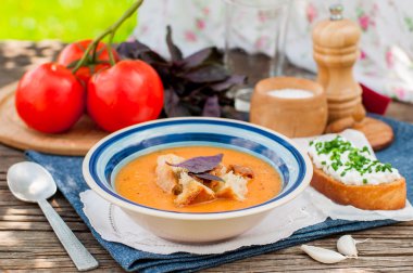 Pappa al pomodoro, domates ve ekmek çorbası