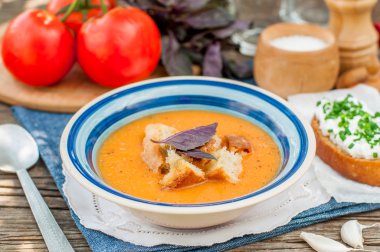 Pappa al pomodoro, domates ve ekmek çorbası