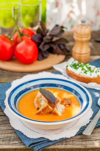 Pappa al pomodoro, rajčatová polévka a chléb — Stock fotografie