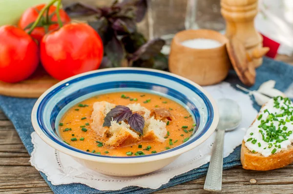 Pappa al pomodoro, rajčatová polévka a chléb — Stock fotografie