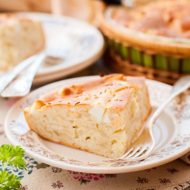 Kolay lahana, yumurta ve kimyon pasta bir parça